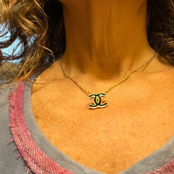 LUXURY CC LOGO BUTTON NECKLACE - Picture 7 of 7